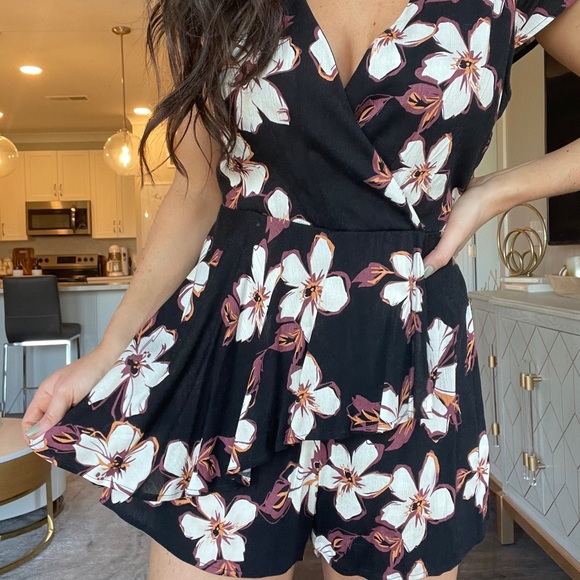 FLORAL ROMPER - Picture 2 of 3